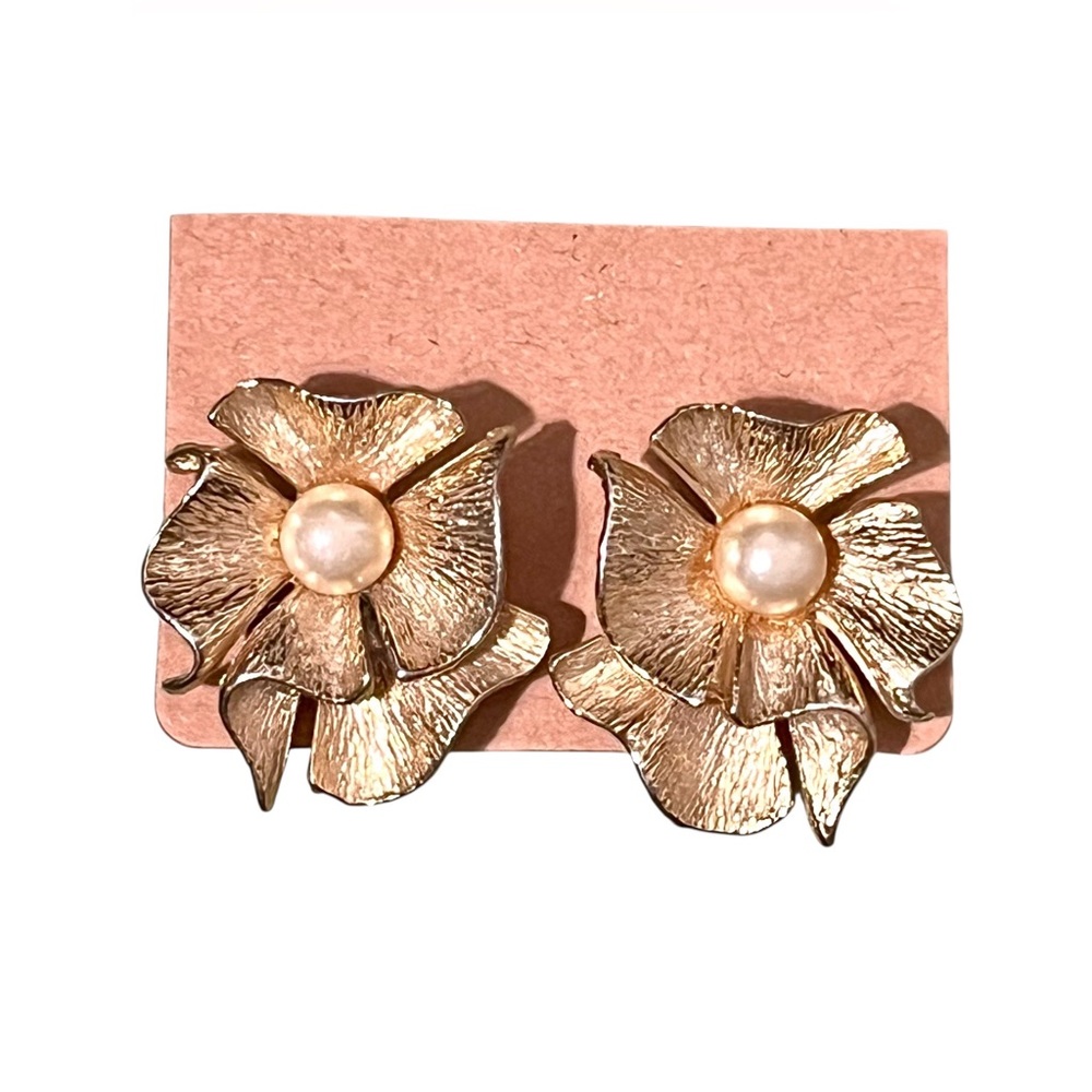Vintage Gold Flower With Pearl Clip-On Earrings